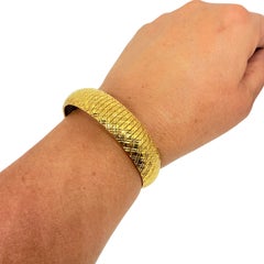 BRACELET VINTAGE EN BRONZE « ITALY BELLA DIVA », signé, plaqué or, à maillons texturés de type « oméga »