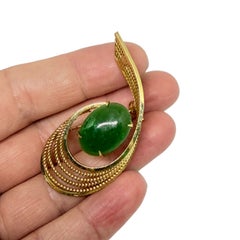 Vintage-Brosche mit goldfarbenem, naturgrünem Jade-Cabochon