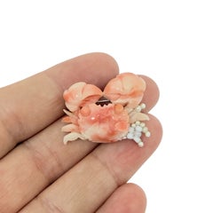 Spilla vintage in argento placcato con perle piccole in corallo "pelle d'angelo" rosa naturale e motivo scarabeo