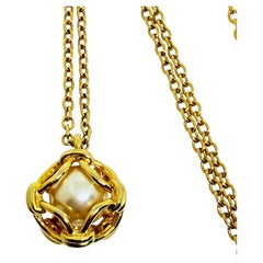JOAN RIVERS signed vintage gold tone caged pearl pendant designer chain necklace