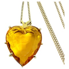 Collana con catena di design e ciondolo a forma di cuore in vetro citrino color oro vintage