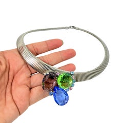 Collier de créateur à chaîne Omega orné de pierres en verre pastel et de perles argentées vintage