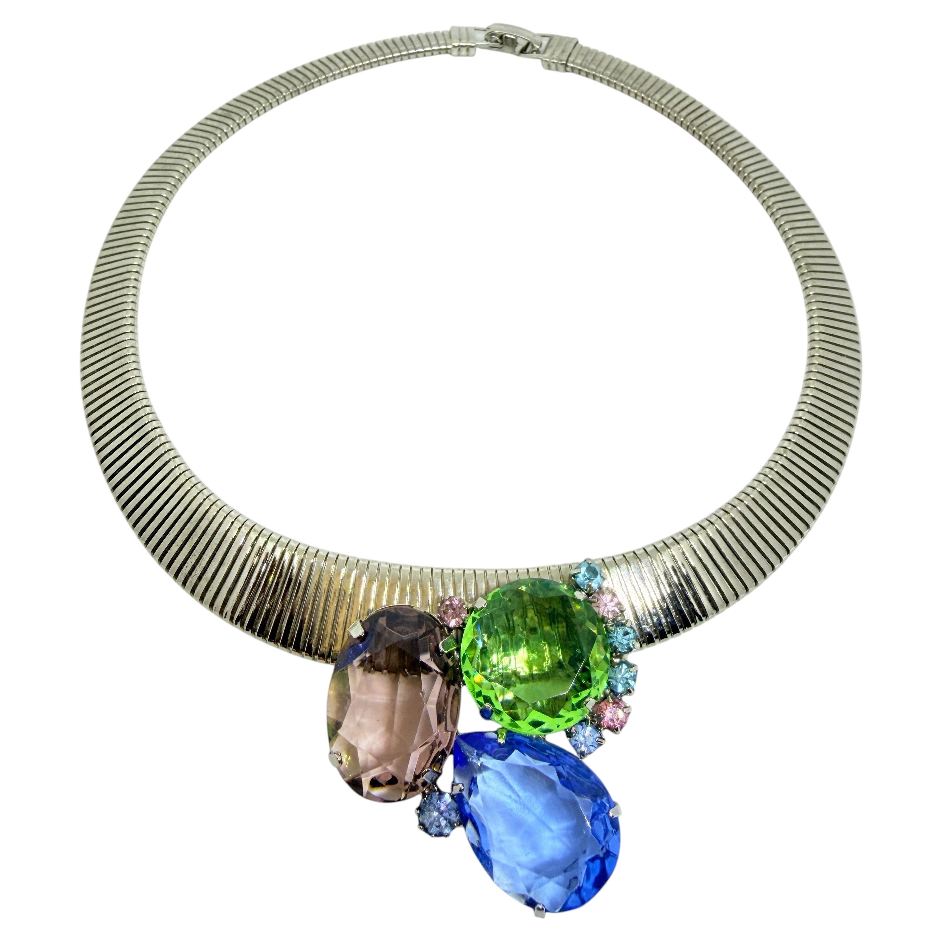 Collar de diseño con cadena omega y piedras de cristal en tonos pastel y plateados de estilo vintage