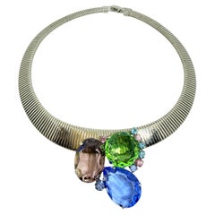 Collar de diseño con cadena omega y piedras de cristal en tonos pastel y plateados de estilo vintage