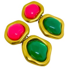 ANNE KLEIN Vintage-Clip-Ohrring aus mattem, goldfarbenem, rosa-grünem Glas, Designer-Modell aus den 80er Jahren