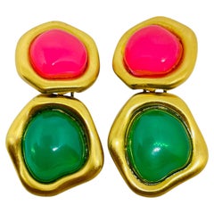ANNE KLEIN Vintage-Clip-Ohrring aus mattem, goldfarbenem, rosa-grünem Glas, Designer-Modell aus den 80er Jahren