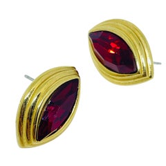 Pendientes de diseño de MONET, vintage, con tono dorado y pedrería roja, de la colección «Pierced»