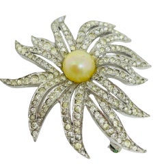 Broche de créateur JOMAZ, vintage, couleur argent, avec des strass imitant des perles, en forme de fleur