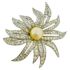 Broche de créateur JOMAZ, vintage, couleur argent, avec des strass imitant des perles, en forme de fleur