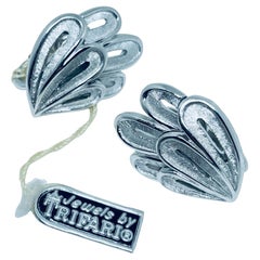 TRIFARI crown signed vintage silver tone leaf designer clip on earrings with tag