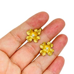 Boucles d’oreilles vintage signées VENDOME, en forme de petites fleurs, avec des strass dorés