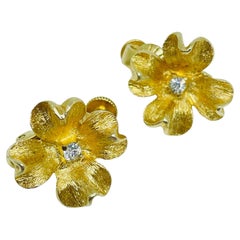 Boucles d’oreilles vintage signées VENDOME, en forme de petites fleurs, avec des strass dorés