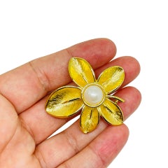 Broche vintage de diseño con forma de flor y perlas, de color dorado, firmado por NAPIER
