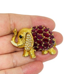 Broche de créateur CINER signée, de style vintage, couleur or, ornée de cristaux rouge rubis, en forme d'éléphant