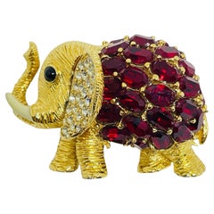 Broche de créateur CINER signée, de style vintage, couleur or, ornée de cristaux rouge rubis, en forme d'éléphant