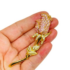 Spilla vintage firmata NOLAN MILLER con motivo floreale a rose, in tonalità dorata e con cristalli incastonati a pavé