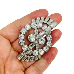 Spilla vintage firmata WEISS, grande, in stile designer, con strass color argento