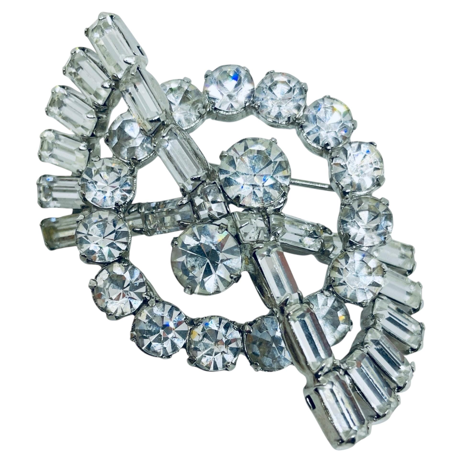 Signierte Vintage-Designerbrosche von WEISS mit silberfarbenen Strasssteinen