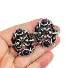 FAHRENHEIT – signierte Vintage-Clip-Ohrringe mit silberfarbenen Glas-Cabochons