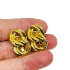 TRIFARI signed vintage gold tone chain links designer clip on earrings