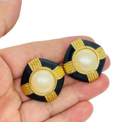 CJD signed vintage gold tone black enamel pearls designer clip on earrings