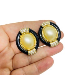 Boucles d'oreilles à clip de créateur CINER, style vintage, couleur or, avec fausses perles et émail, vues sur les podiums