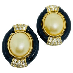 Boucles d'oreilles à clip de créateur CINER, style vintage, couleur or, avec fausses perles et émail, vues sur les podiums