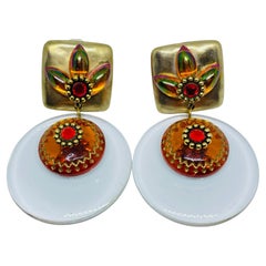 Boucles d'oreilles vintage à clip en résine, couleur or, ornées de strass, signées VIRGINIA SHEPLEY
