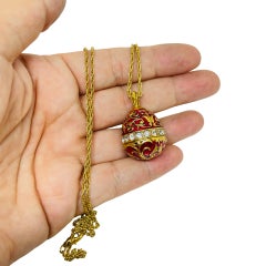 Collier à chaîne avec pendentif en forme d'œuf, de style vintage, en strass dorés et émail rouge