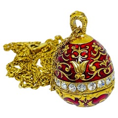 Collier à chaîne avec pendentif en forme d'œuf, de style vintage, en strass dorés et émail rouge