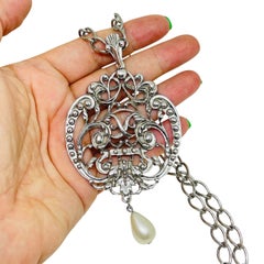 Collar de diseño de AVON con un enorme colgante vintage de tono plateado y perlas de imitación, con cadena de diseño