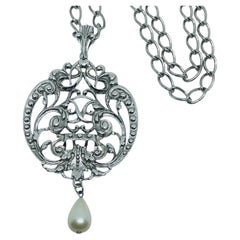 Collar de diseño de AVON con un enorme colgante vintage de tono plateado y perlas de imitación, con cadena de diseño