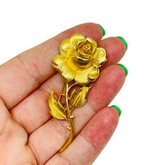 Broche vintage de créateur TRIFARI en forme de couronne, signée, couleur or, ornée d'une fleur de rose