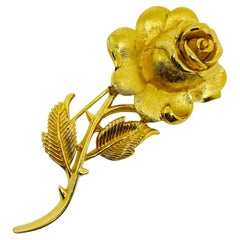 Broche vintage de créateur TRIFARI en forme de couronne, signée, couleur or, ornée d'une fleur de rose