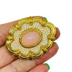 Broche de diseño de AVON con perlas de imitación de coral rosa en tono dorado vintage