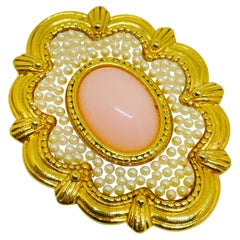 Broche de diseño de AVON con perlas de imitación de coral rosa en tono dorado vintage