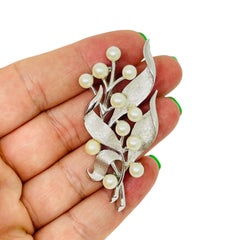 Broche vintage TRIFARI en forme de couronne, signée, argentée, ornée de perles synthétiques et d'un motif floral