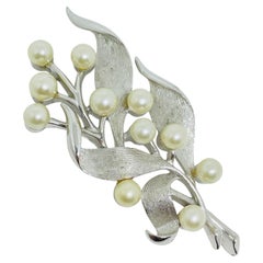 Broche vintage TRIFARI en forme de couronne, signée, argentée, ornée de perles synthétiques et d'un motif floral