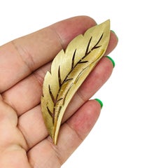 TRIFARI crown signed vintage gold tone leaf designer brooch