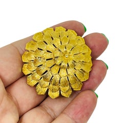Spilla vintage firmata LISNER con motivo floreale, color oro