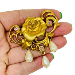 Broche de diseño de AVON, estilo vintage, con perlas de imitación en tono dorado y forma de flor de rosa