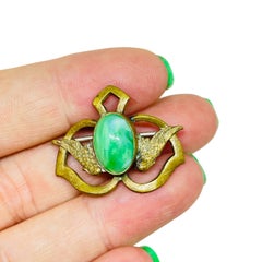 Vintage-Designer-Brosche aus der Tschechoslowakei mit goldfarbenem, grünem Glas-Jade-Cabochon