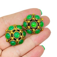 Designer-Ohrclips im Vintage-Stil mit goldfarbenen, jadegrünen Glas-Cabochons und filigraner Rückseite