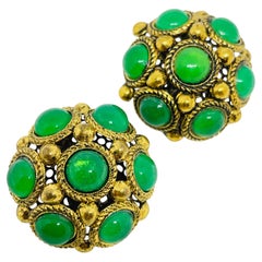 Designer-Ohrclips im Vintage-Stil mit goldfarbenen, jadegrünen Glas-Cabochons und filigraner Rückseite