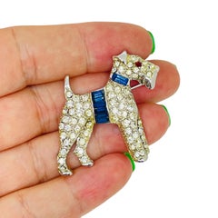 Spilla vintage in stile vintage color argento con zaffiri e strass a forma di baguette, raffigurante un cucciolo di schnauzer