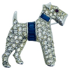 Spilla vintage in stile vintage color argento con zaffiri e strass a forma di baguette, raffigurante un cucciolo di schnauzer