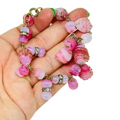 Vintage-Armband im Chin-Stil mit goldfarbenen, wunderschönen rosa Kunstglasperlen als Anhänger