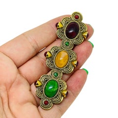 Spilla di design in stile etrusco-bizantino con cabochon vintage color oro