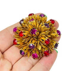 Spilla di design vintage con un grande fiore in strass color oro