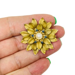 Spilla di design KREMENTZ vintage in oro placcato con zaffiro, strass e perla a forma di fiore